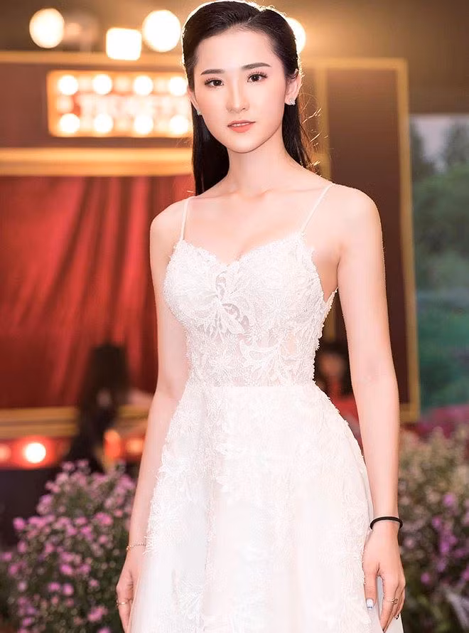 10X có sở thích ca hát, nhảy múa. Hiện tại, Nhi chủ yếu tập trung vào việc học. Ngoài ra, cô cũng thường xuyên xuất hiện trong các show diễn thời trang của nhiều nhà thiết kế lớn.