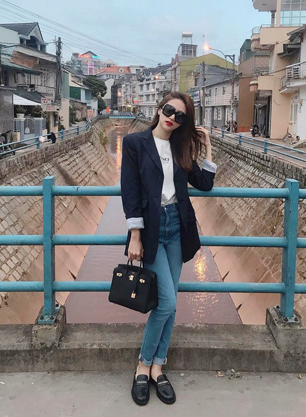 Diện áo khoác kiểu dáng thanh lịch cùng áo thun, quần jeans cổ điển như Hương Giang là công thức được áp dụng nhiều nhất khi phối blazer. Diện áo khoác kiểu dáng thanh lịch cùng áo thun, quần jeans cổ điển như Hương Giang là công thức được áp dụng nhiều nhất khi phối blazer.