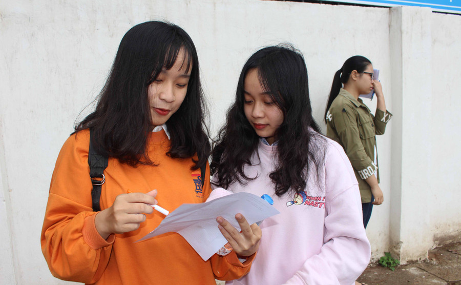 Các thí sinh trao đổi sau khi kết thúc môn thi Ngữ Văn. Ảnh: Phan Lài Các thí sinh trao đổi sau khi kết thúc môn thi Ngữ Văn. Ảnh: Phan Lài
