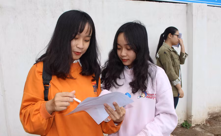 Các thí sinh trao đổi sau khi kết thúc môn thi Ngữ Văn. Ảnh: Phan Lài