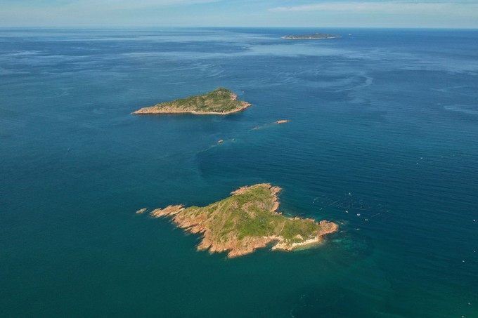  Xa xa là hai hòn đảo nhỏ, nơi có nhiều quần thể sinh vật biển đa dạng. Du khách có thể thuê thuyền dạo quanh những hòn này.