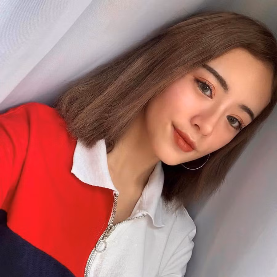 Gương mặt xinh xắn, sống mũi cao, Thu Hà từng là mẫu ảnh, gương mặt đại diện cho thương hiệu mỹ phẩm. Hiện tại, cô dành toàn bộ thời gian để hoàn thành kỳ thi tốt nghiệp. Nói về đam mê của bản thân, 10X cho biết bản thân thích du lịch, khám phá đây đó. Cô không phải là người đam mê đồ hiệu. 