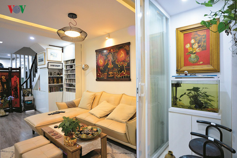 Không gian sinh hoạt chung kế bên không gian uống trà bên giếng trời. Không gian sinh hoạt chung kế bên không gian uống trà bên giếng trời.