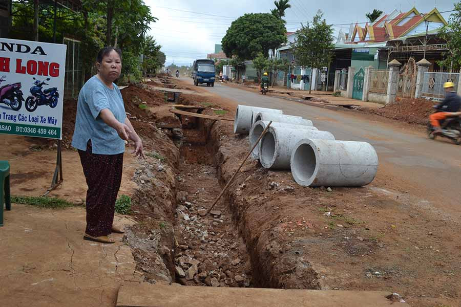  Bà Đặng Thị Hồng bức xúc về việc làm hệ thống mương thoát nước chưa hợp lý vì chỗ trũng lại múc sâu hơn. Ảnh: L.N