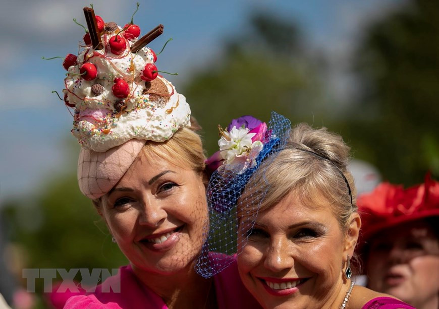 Các quý bà, quý cô khoe trang phục cùng chiếc mũ ấn tượng tại lễ hội đua ngựa Royal Ascot ở Ascot, Anh.