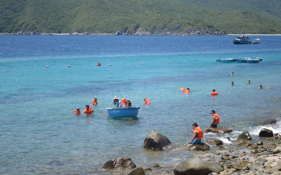  Du khách có thể thả mình vùng vẫy trong dòng nước mát lạnh, xanh ngắt hay lặn ngắm san hô tại Hòn Mun. Ảnh: C.T