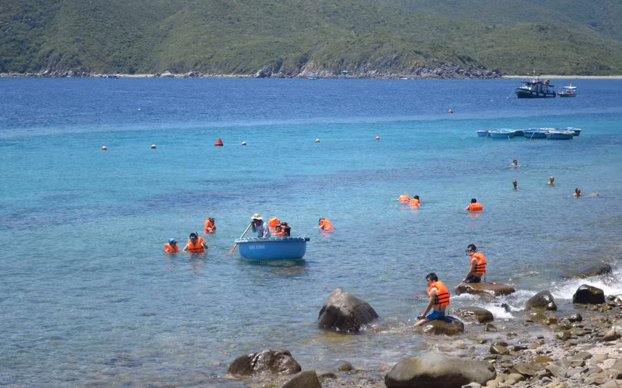  Du khách có thể thả mình vùng vẫy trong dòng nước mát lạnh, xanh ngắt hay lặn ngắm san hô tại Hòn Mun. Ảnh: C.T