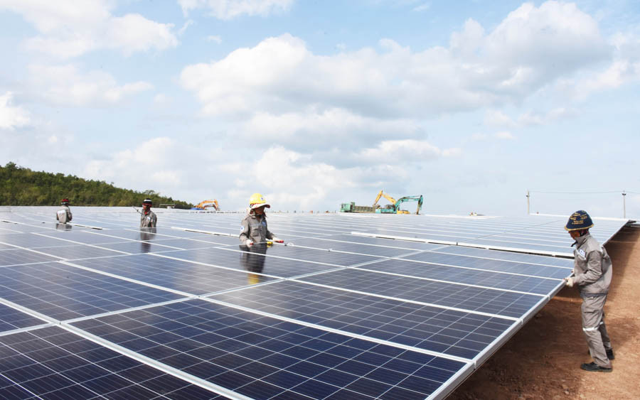 Lắp đặt pin năng lượng mặt trời. Ảnh: MINH TRIỀU