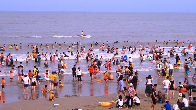 Bãi biển Khu du lịch biển Hải Tiến, nơi xảy ra vụ đuối nước