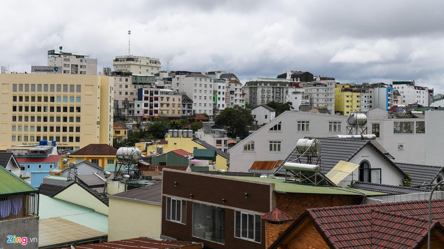 Giới kiến trúc cũng nhận định quy hoạch Đà Lạt đang có nhiều điểm bất hợp lý, đánh mất bản sắc "đô thị ẩn trong thiên nhiên" của thành phố. Nhiều kiến trúc sư cho rằng nhà ống hiện đã bóp nghẹt thành phố và không thể nhìn ra địa hình độc đáo của Đà Lạt nữa.  Giới kiến trúc cũng nhận định quy hoạch Đà Lạt đang có nhiều điểm bất hợp lý, đánh mất bản sắc