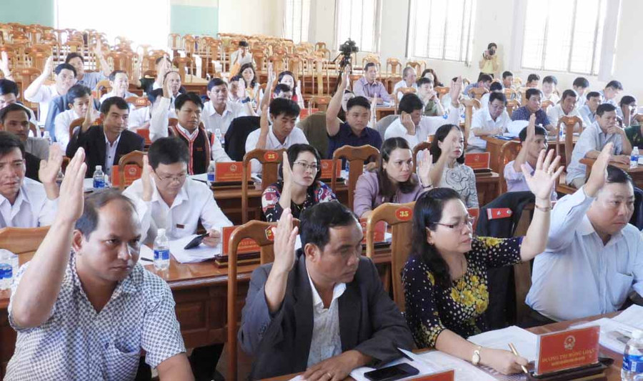 Biểu quyết thông qua Nghị quyết Kỳ họp. Ảnh: Thanh Nhật 