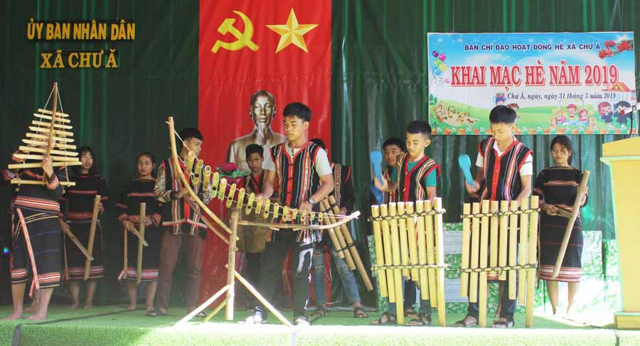 Tiểu phẩm dưới dạng sân khấu hóa nhằm tuyên truyền, giáo dục thanh thiếu nhi. Ảnh: N.T.H