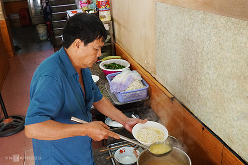 Quán Bà Vinh hơn 13 năm là một trong những địa chỉ bán cháo canh nổi tiếng ở trung tâm thành phố. Ảnh: Di Vỹ.