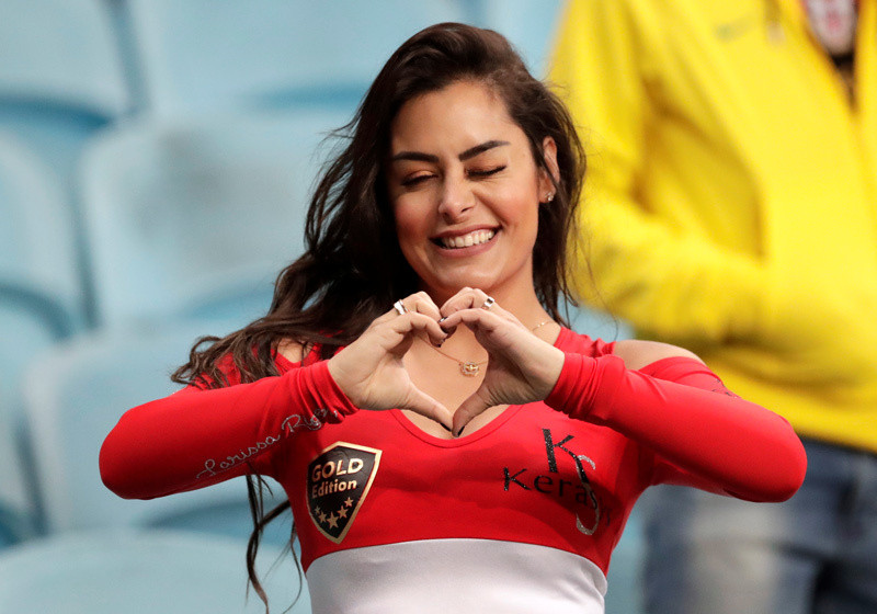 Larissa Riquelme nổi tiếng từ World Cup 2010 với vẻ đẹp bốc lửa trên khán đài. Larissa Riquelme nổi tiếng từ World Cup 2010 với vẻ đẹp bốc lửa trên khán đài.