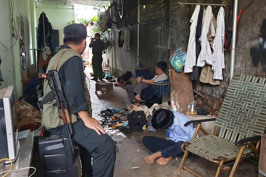 Hàng chục đối tượng cộm cán bị bắt giữ ngay tại hiện trường. Ảnh: H.L Hàng chục đối tượng cộm cán bị bắt giữ ngay tại hiện trường. Ảnh: H.L