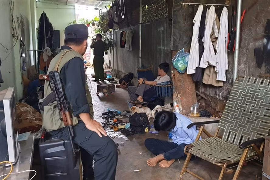 Hàng chục đối tượng cộm cán bị bắt giữ ngay tại hiện trường. Ảnh: H.L