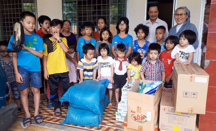 Đoàn tặng quà cho các cháu tại chùa Bửu Châu. Ảnh: Hà Phương