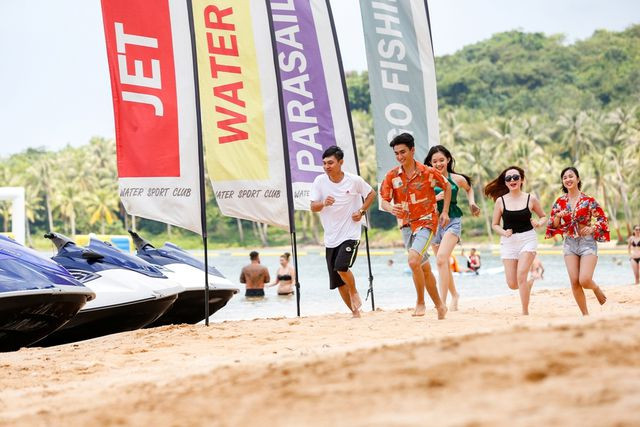  Đón đợi bạn sau những khung cảnh tuyệt mỹ từ cáp treo là cả một trời trải nghiệm thú vị. Một bãi tắm cát trắng nước trong như pha lê khiến bạn chỉ muốn lao mình vào làn nước mát, những rặng dừa xanh vi vút reo thôi thúc bạn nằm dài trên bãi cỏ xanh mịn và nhắm mắt tận hưởng những phút giây được tan hòa vào thiên nhiên.