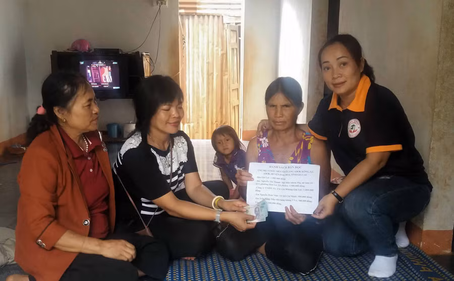 Trao tiền bạn đọc Báo Gia Lai ủng hộ cho gia đình 3 cháu mồ côi làng Adơk Kông. Ảnh: Như Nguyện