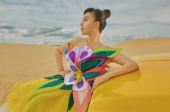 Sưu tập váy dạ hội hoạ tiết hoa 3D từng được nhà thiết kế giới thiệu trong show thời trang 'Tôi đi giữa hoàng hôn' ở Đà Lạt. Sưu tập váy dạ hội hoạ tiết hoa 3D từng được nhà thiết kế giới thiệu trong show thời trang 'Tôi đi giữa hoàng hôn' ở Đà Lạt.