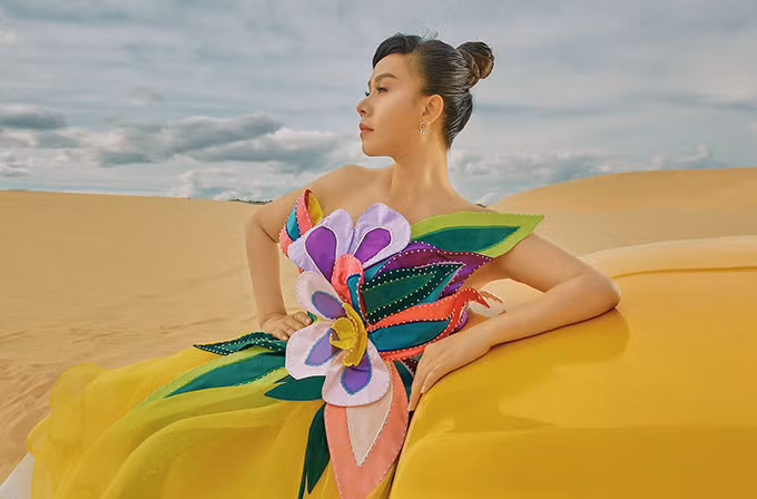 Sưu tập váy dạ hội hoạ tiết hoa 3D từng được nhà thiết kế giới thiệu trong show thời trang 'Tôi đi giữa hoàng hôn' ở Đà Lạt.