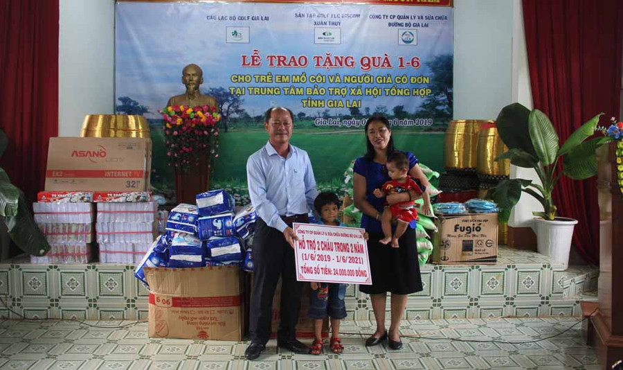 Đại diện Công ty cổ phần Quản lý và sửa chữa đường bộ Gia Lai tặng quà cho 2 em thiếu nhi có hoàn cảnh đặc biệt. Ảnh: Phan Lài
