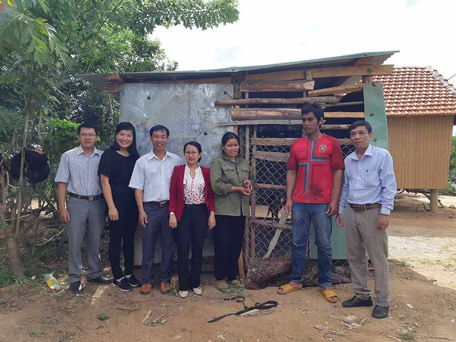 Ba cơ quan cùng hộ anh Đinh Vun bên chuồng hươu. Ảnh: Tuyết Mai