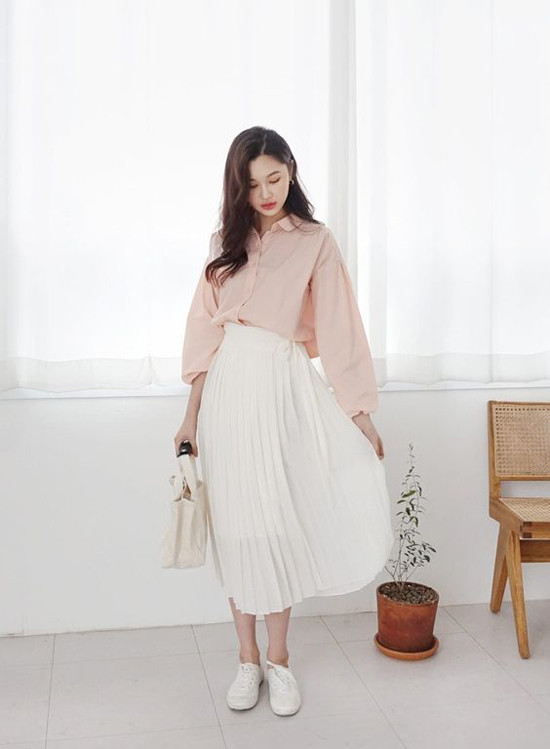 Váy áo mùa hè được phối hợp một cách linh hoạt cùng các kiểu phụ kiện túi xách dáng đơn giản và sandal, giầy đế bệt, giầy thể thao.