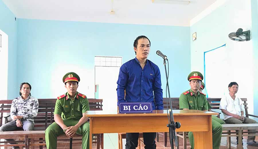 Bị cáo Rah Lan Non đứng trước tòa. Ảnh: Cao Phong