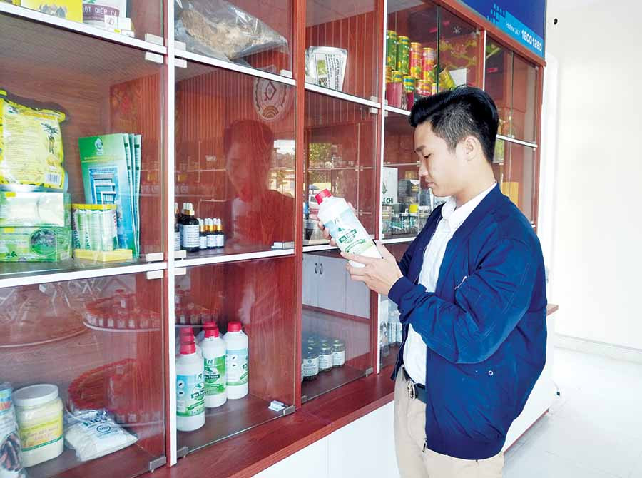 Nước lau sàn tinh dầu sả An Thiên được trưng bày tại cửa hàng giới thiệu sản phẩm thuộc Trung tâm Ứng dụng tiến bộ khoa học và công nghệ Gia Lai. Ảnh: S.C  Nước lau sàn tinh dầu sả An Thiên được trưng bày tại cửa hàng giới thiệu sản phẩm thuộc Trung tâm Ứng dụng tiến bộ khoa học và công nghệ Gia Lai. Ảnh: S.C