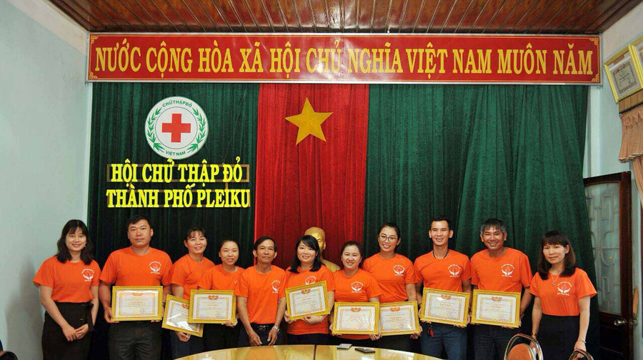 Tặng giấy khen cho các thành viên có thành tích xuất sắc trong phong trào hiến máu tình nguyện. Ảnh: Hà Phương