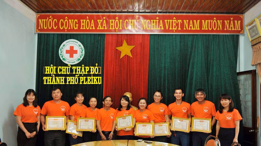 Tặng giấy khen cho các thành viên có thành tích xuất sắc trong phong trào hiến máu tình nguyện. Ảnh: Hà Phương