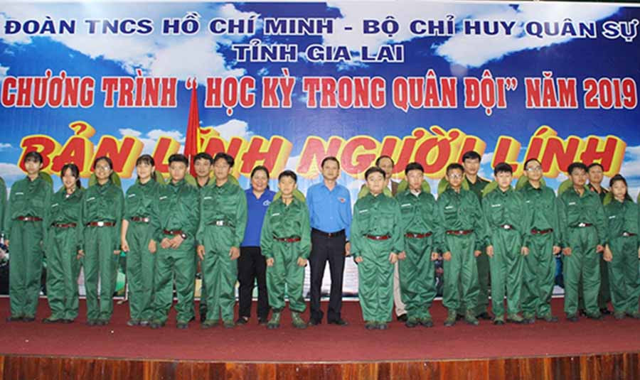  Ban tổ chức chụp hình lưu niệm cùng các chiến sĩ “nhí” trước lễ xuất quân. Ảnh: T.B