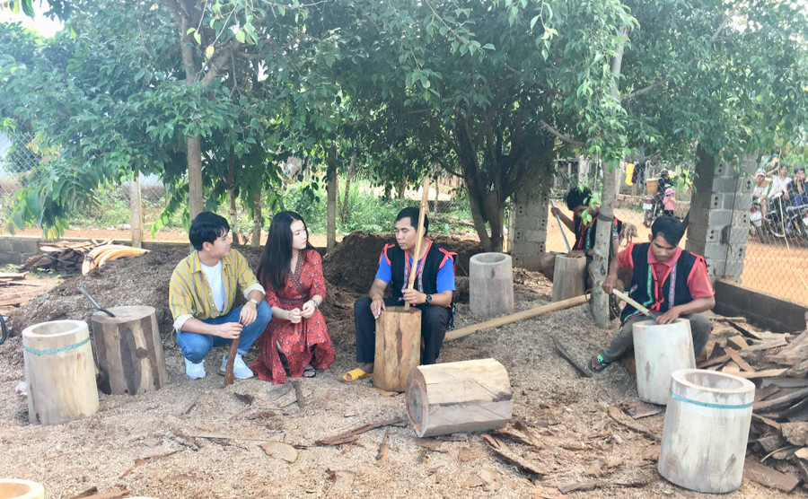 Đoàn làm phim ghi hình tại làng làm cối gỗ Breng, xã Ia Pết, Đak Đoa. Ảnh: Võ Thanh Thảo