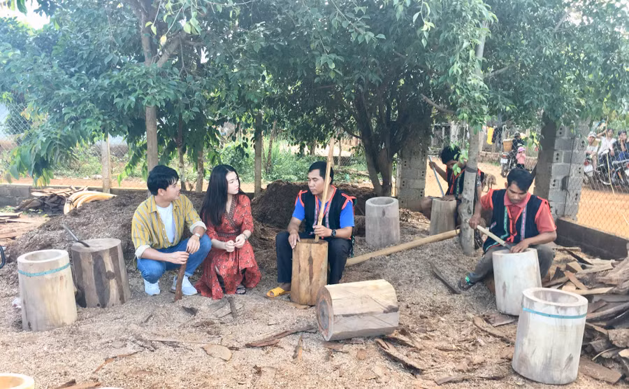 Đoàn làm phim ghi hình tại làng làm cối gỗ Breng, xã Ia Pết, Đak Đoa. Ảnh: Võ Thanh Thảo