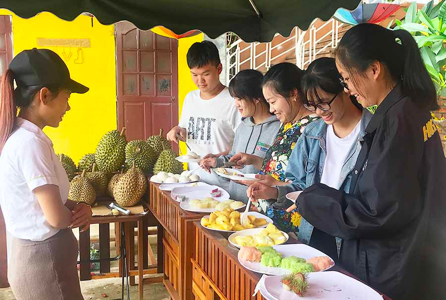 Đại tiệc buffet thu hút khá đông khách. Ảnh: Mộc Trà Đại tiệc buffet thu hút khá đông khách. Ảnh: Mộc Trà