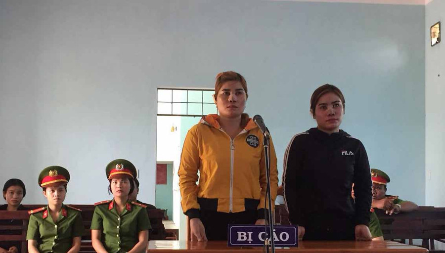 Kpă H'Brâo (áo đen) và Kpă H'Kô (áo vàng) tại phiên tòa. Ảnh: Cao Phong Kpă H'Brâo (áo đen) và Kpă H'Kô (áo vàng) tại phiên tòa. Ảnh: Cao Phong