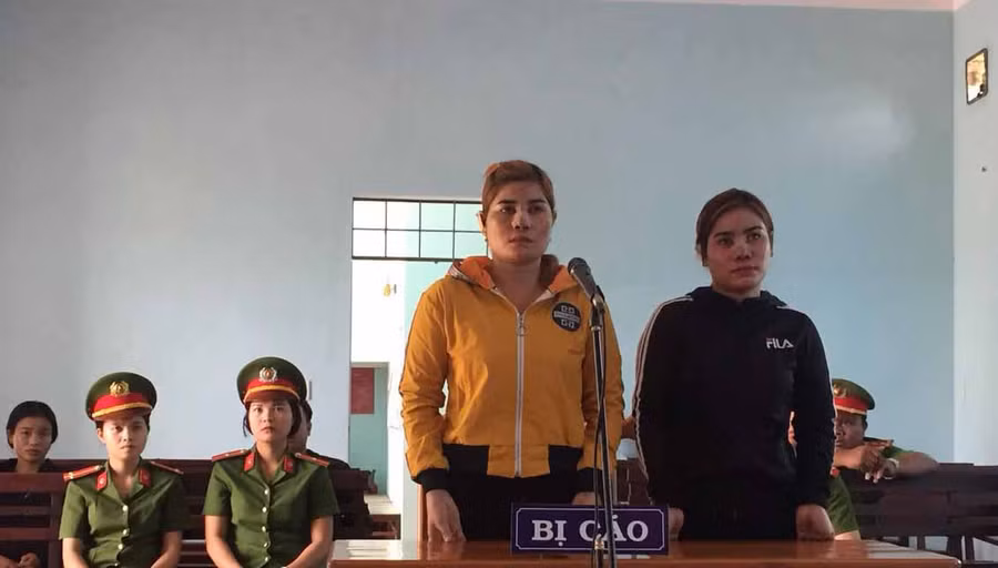 Kpă H'Brâo (áo đen) và Kpă H'Kô (áo vàng) tại phiên tòa. Ảnh: Cao Phong