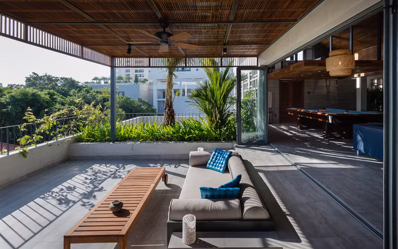 Các vật liệu tự nhiên như gỗ, đá kết hợp với bê tông đã tạo ra một bầu không khí nhiệt đới và thư giãn.