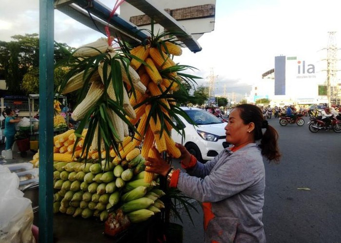 Chị Hà treo bắp trang trí cho xe hàng của mình thêm bắt mắt 