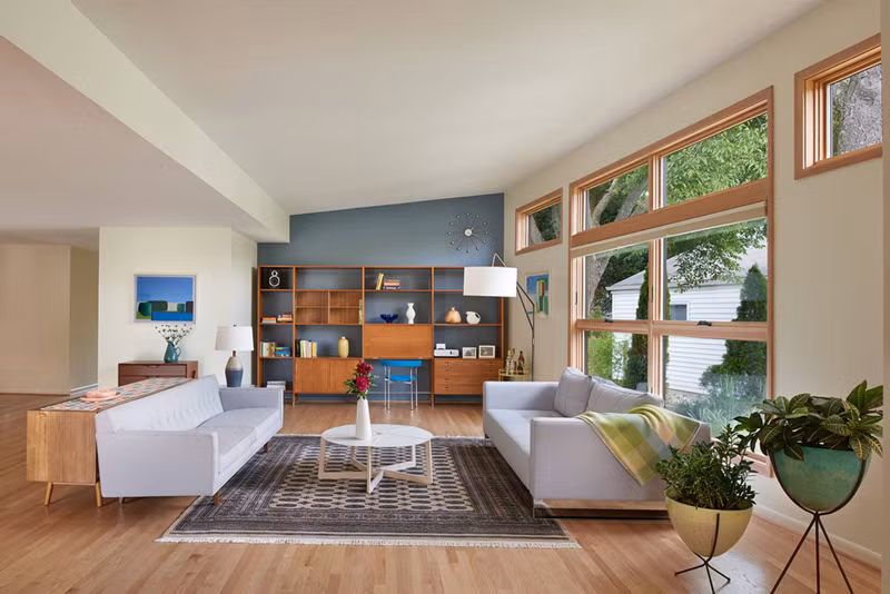 Chọn ghế sofa tựa chần lưng cũng là cách để có một phòng khách mang hơi hướm cổ điển.