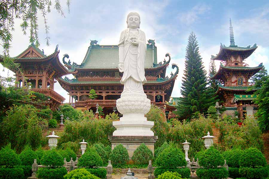 Tượng phật A Di Đà được tôn trí uy nghiêm giữa hồ Liên Trì tượng phật A Di Đà được tôn trí uy nghiêm giữa hồ Liên Trì