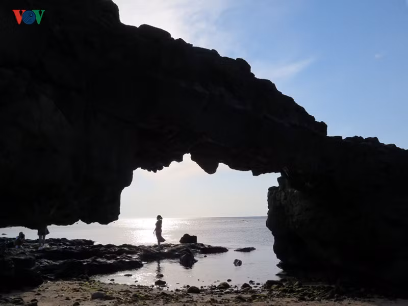 Cổng Tò Vò, một tuyệt tác từ nham thạch hàng triệu năm trước.