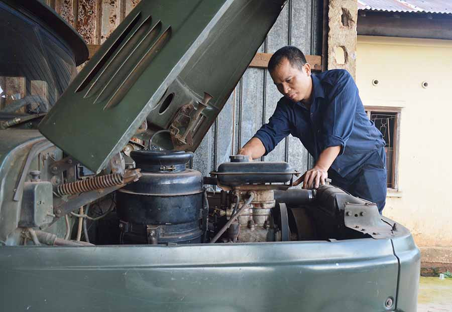  Thượng úy Nguyễn Văn Lê kiểm tra máy ô tô. Ảnh: A.H
