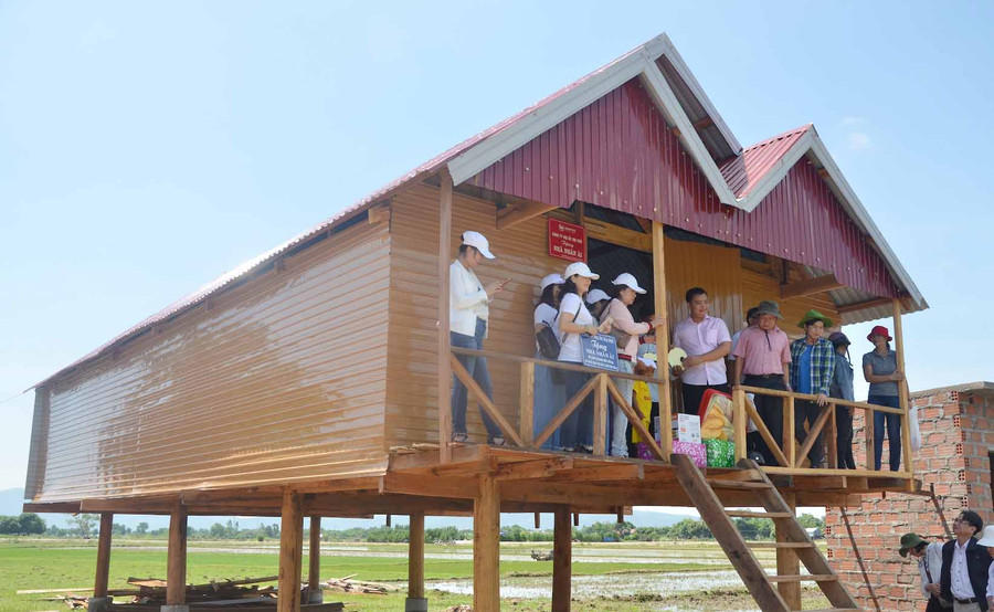 	Tặng nhà cho hộ Ksor Yưn. Ảnh: Đức Phương	