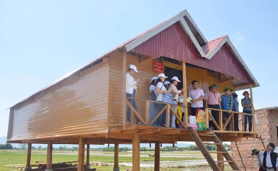 	Tặng nhà cho hộ Ksor Yưn. Ảnh: Đức Phương	