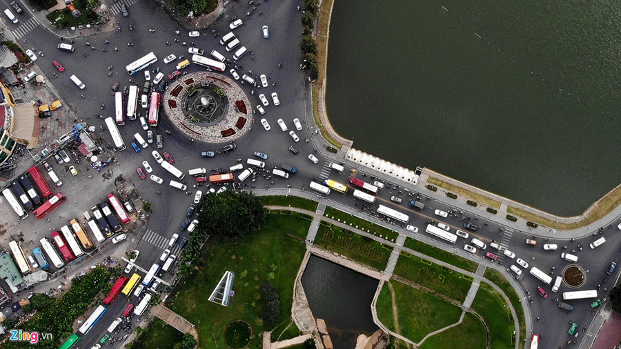 Đà Lạt từng nổi tiếng là nơi không có đèn giao thông. Tuy nhiên, việc bùng nổ về xây dựng cũng kéo theo những áp lực không nhỏ lên hạ tầng giao thông của thành phố. Đà Lạt từng nổi tiếng là nơi không có đèn giao thông. Tuy nhiên, việc bùng nổ về xây dựng cũng kéo theo những áp lực không nhỏ lên hạ tầng giao thông của thành phố.