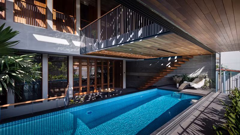  Các khu vực sinh hoạt cơ bản bao gồm phòng khách, phòng ngủ được đặt ở phía sau nhà trong khi nhà bếp, nhà để xe, hồ bơi đặt ở phía trước và kết nối thông qua các không gian mở.