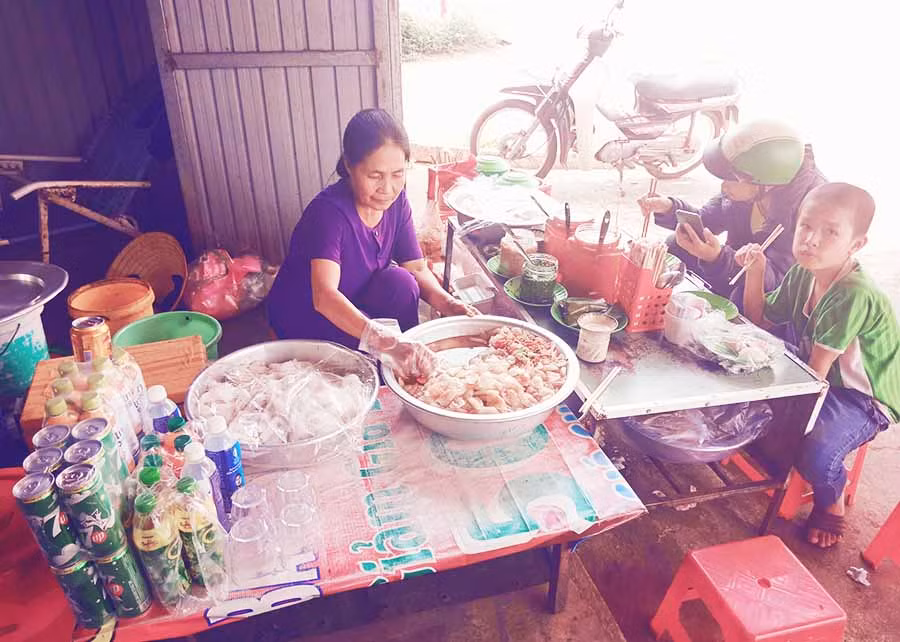  Quán bánh bèo thập cẩm của O Ba luôn đắt khách. Ảnh: Đ.P