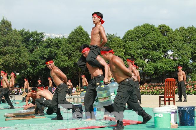  Chân trần đi trên lớp mẻ chai thủy tinh sắc nhọn